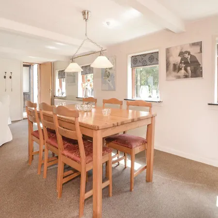 Three-bedroom Holiday In Blåvand